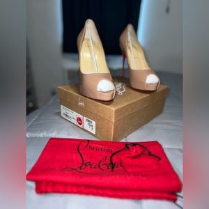 Nude Christian Louboutin Very Privé 120 Peep-Toe Patent Leather Pumps size 10.5